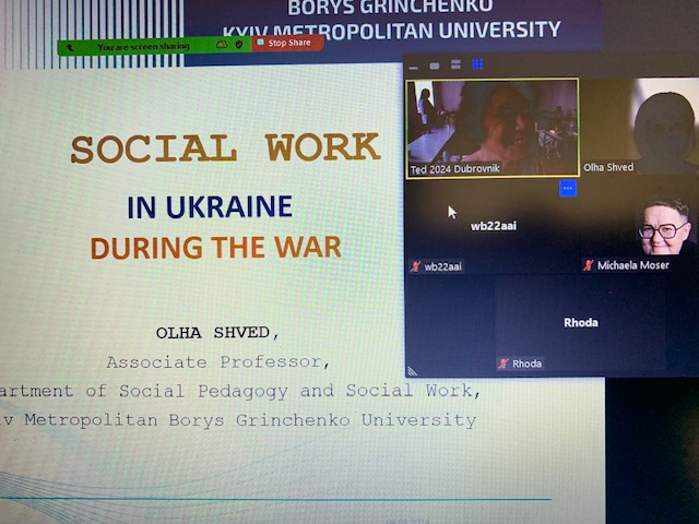 викладач кафедри Ольга ШВЕД демонструє презентацію «Соціальна робота в Україні під час війни»