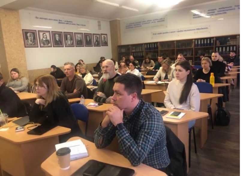 12.03.25 Фото 2 Аспіранти ІІ та ІІІ років навчання у тренінгу обмірковуючи питання адаптації європейських стандартів освіти в Україні