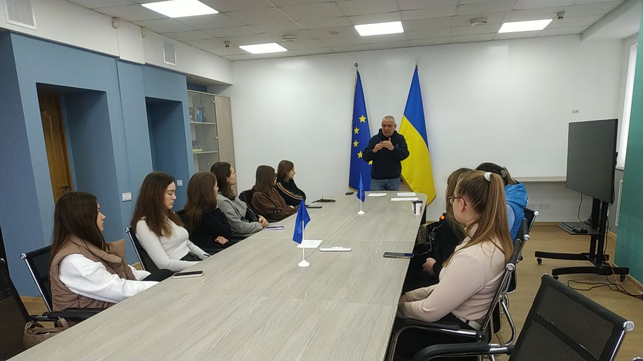 Фото 1 Володимир ВОВК заступник директора Департаменту розповідає студентам про основні напрямами діяльності Департаменту