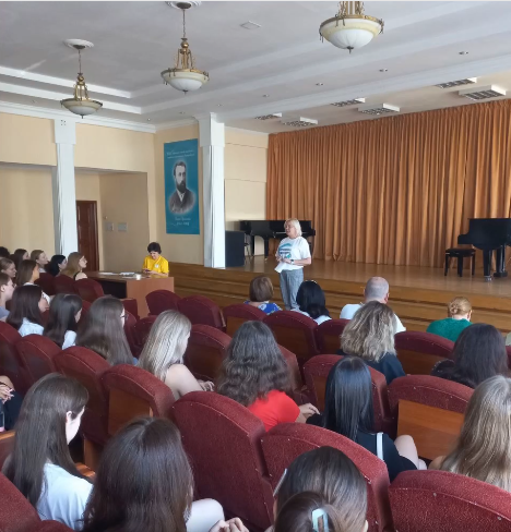 Декан факультету Наталія КЛІШЕВИЧ розповідає студентам першого курсу про навчальний процес