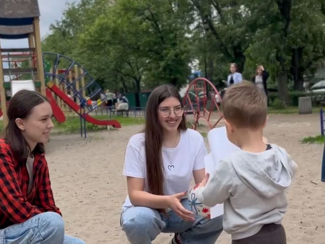 Фото 2 Студенти соціальники разом з викладачем проводять для дітей рухливі ігри та творчі майстер класи навчаючи через гру та творчість