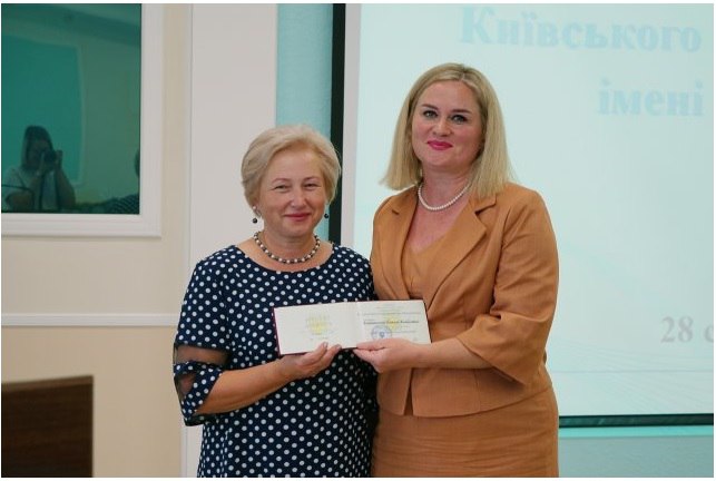 Наталія Лопатинська отримує атестат від Наталії Віннікової