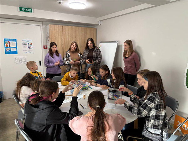 07.10.25 3 Здобувачки та психолог проводять заняття з дітьми