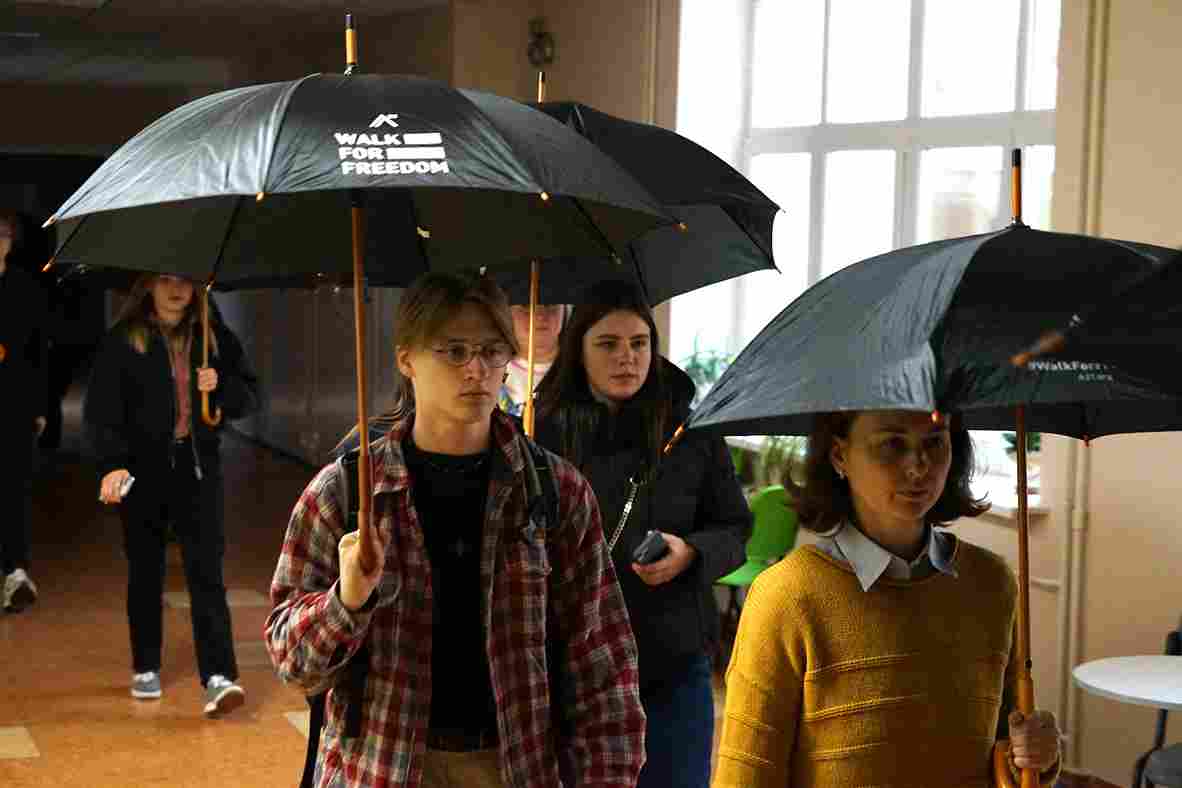 16.10.15 Участь здобувачів у мовчазній ході університетом2 6