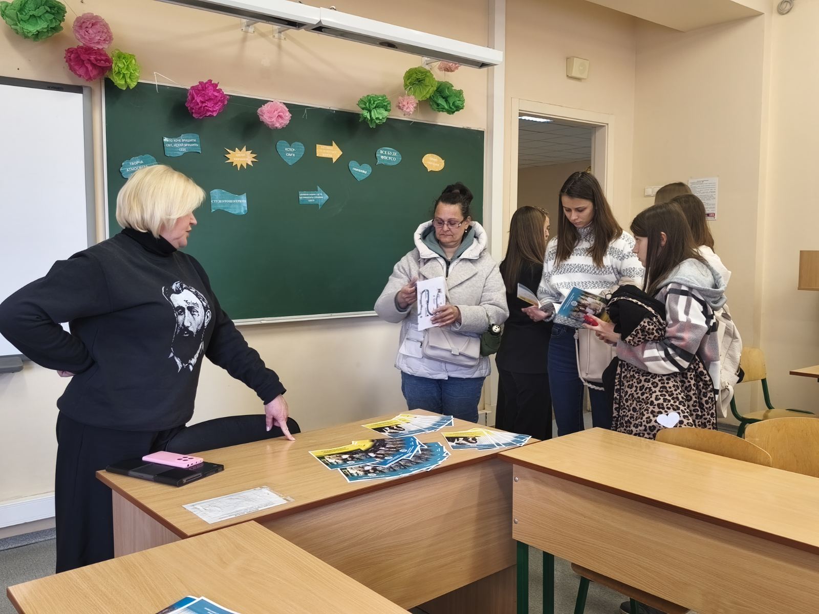 23.04.26 1 Спілкування абітурієнтів із деканом факультету