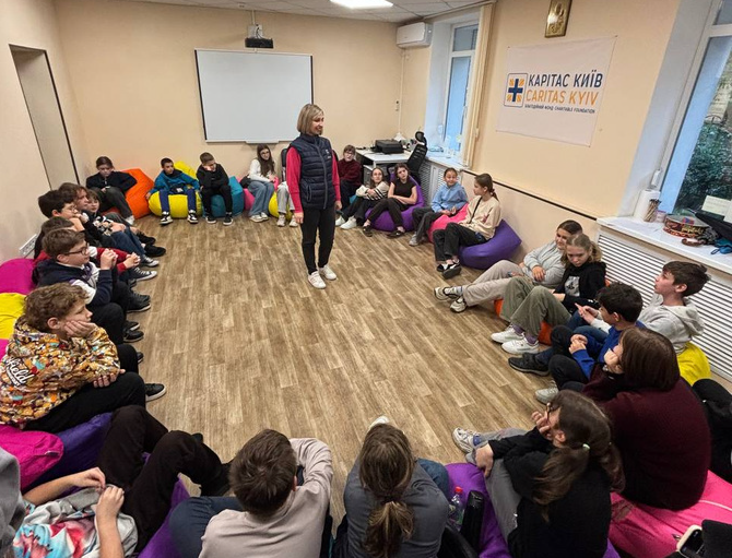 25.09.25 2 Групове заняття з елементами ігрової терапії для учнів 5 х класів в офісі організації Карітас Київ