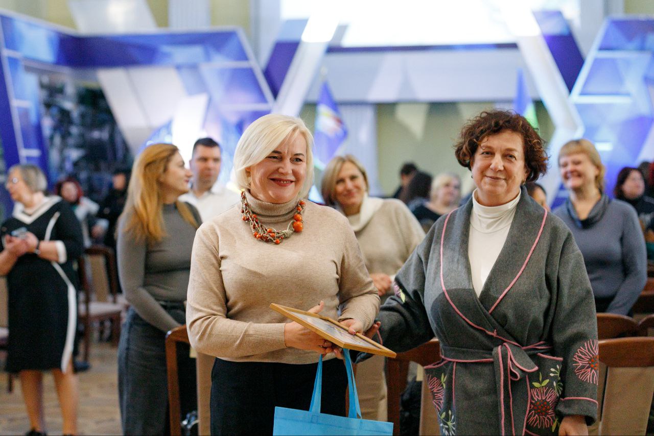 28.10.25 4 Відзнака Факультету Наталія Клішевич з Ярославою Колобовою