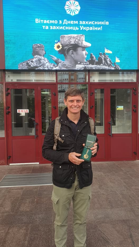 Фото 1. Нагородження Олега Діброва медаллю Бориса Грінченка