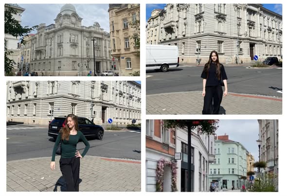 Фото 1 Даря Чуб та Анастасія Ластовецька знайомляться з архітектурними памятками міста позуючи біля історичних будівель у центрі Остави