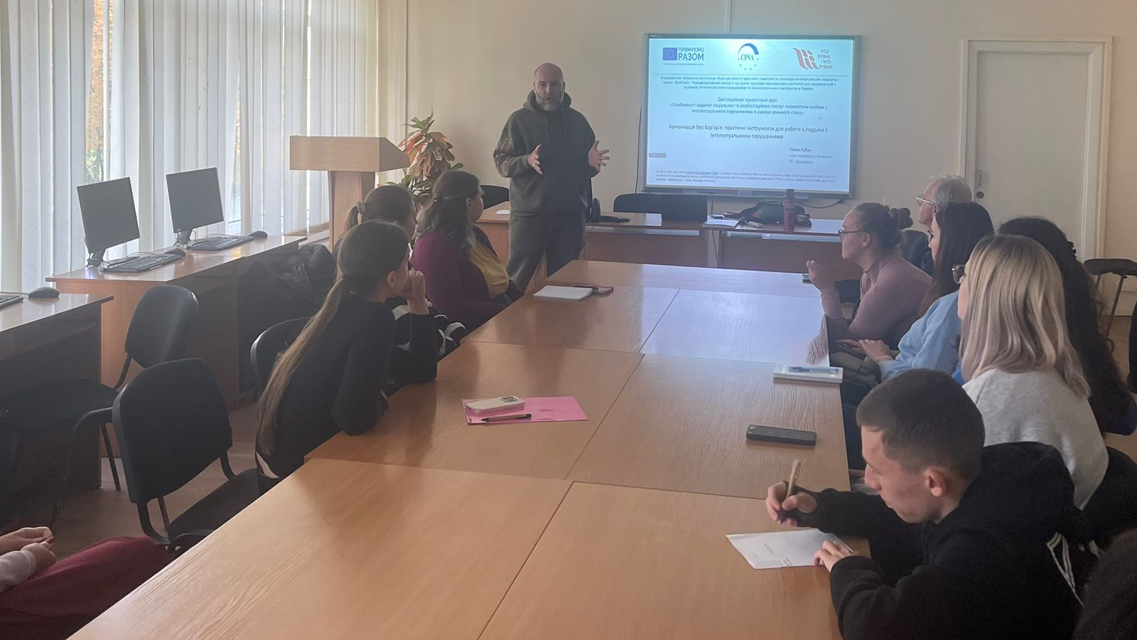 Фото 1 Рубан Павло презентує учасникам дистанційний треніговий курс 15.10.25