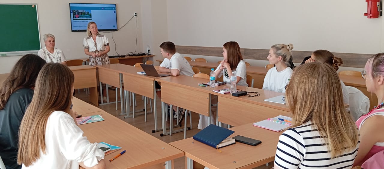 Фото 2 Виступ Спіріної Т завідувача кафедри соціальної педагогіки та соціальної роботи