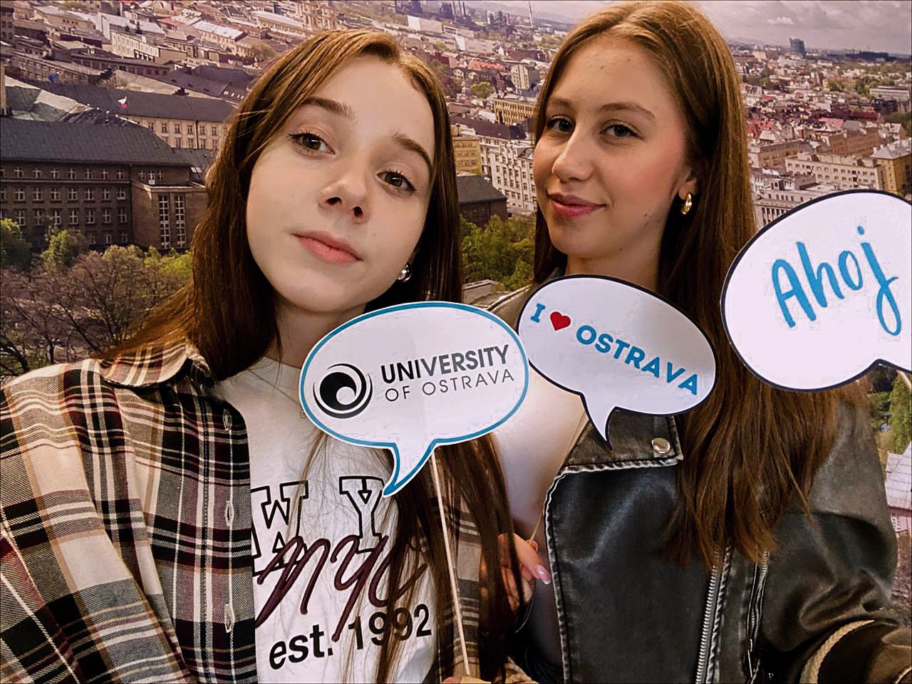 Фото 2 На фотографіях студентки позують на фоні панорамного виду Остави з університетською символікоюjpg