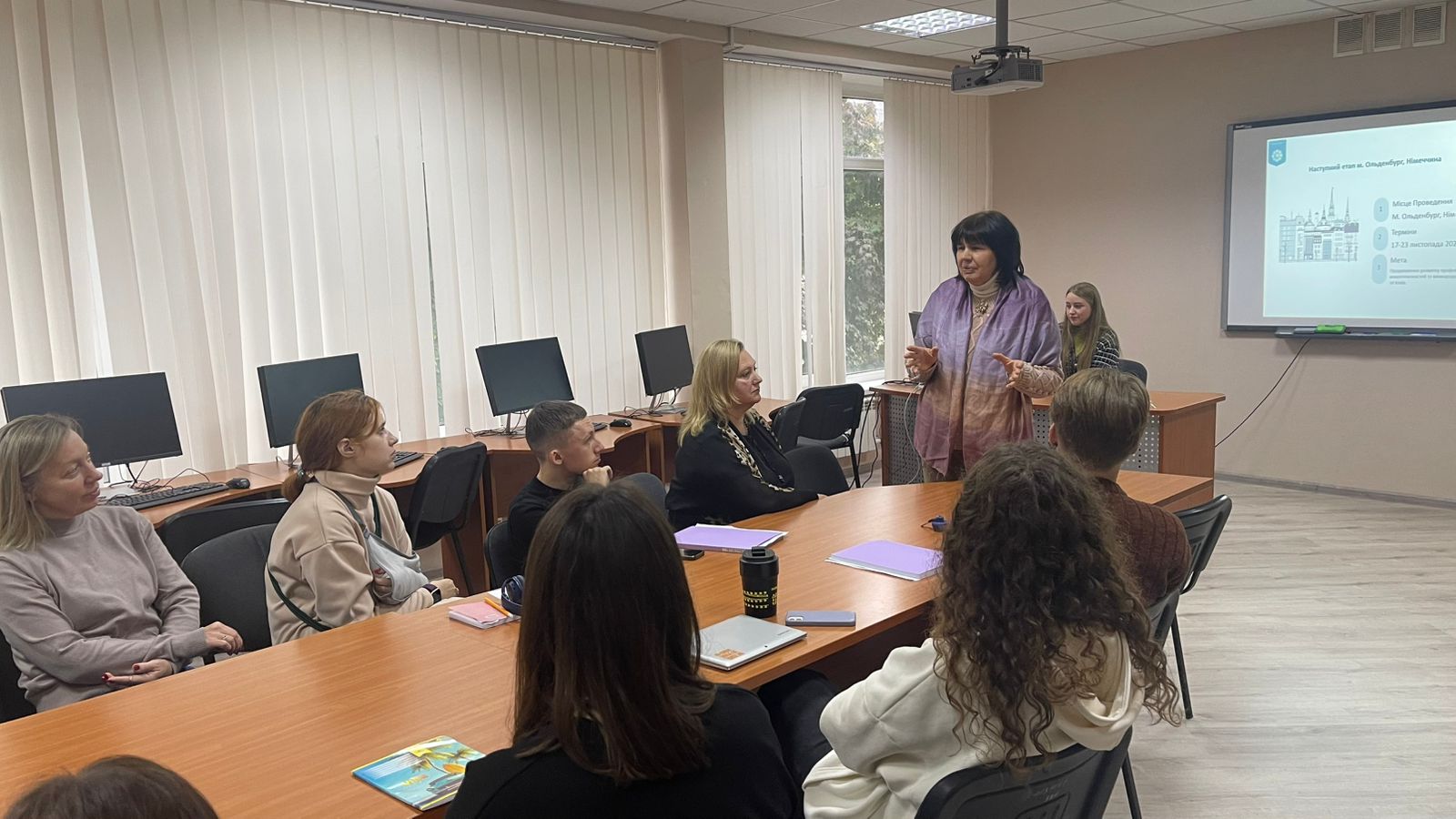 Фото 5 Ольга Швед розповідає про можливості академічної мобільності та міжнародної діяльності