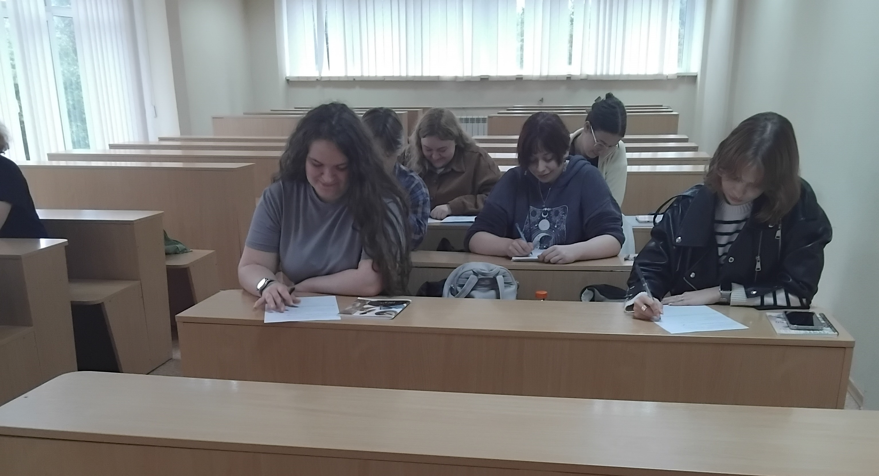 Студенти групи ЕКПм 1 25 1.4д заповнюють заяви про вибір дисциплін